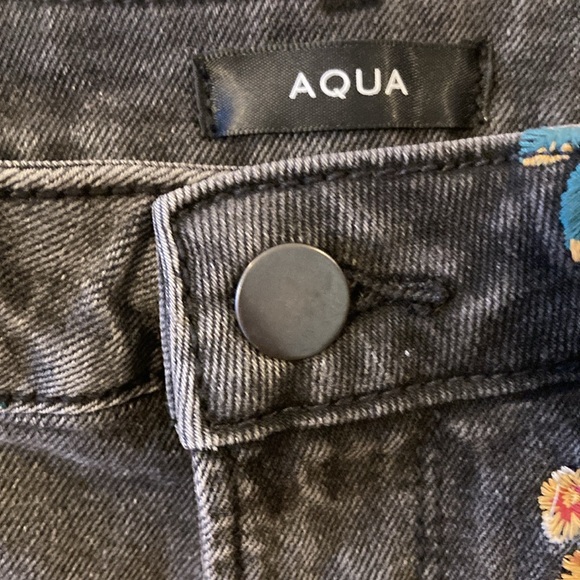 AQUA Connie Floral Embroidered Denim Shorts in Black Size 25 - Picture 6 of 10